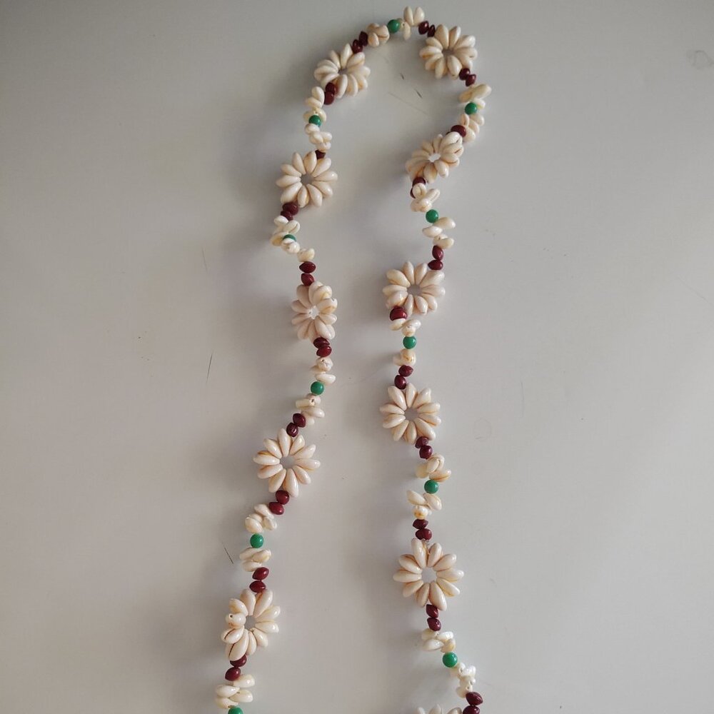 POLISHED SEA SHELL COWRIE FLOWER HAWAIIAN LEI STYLE LONG NECKLACE 1970S BOHO HIP